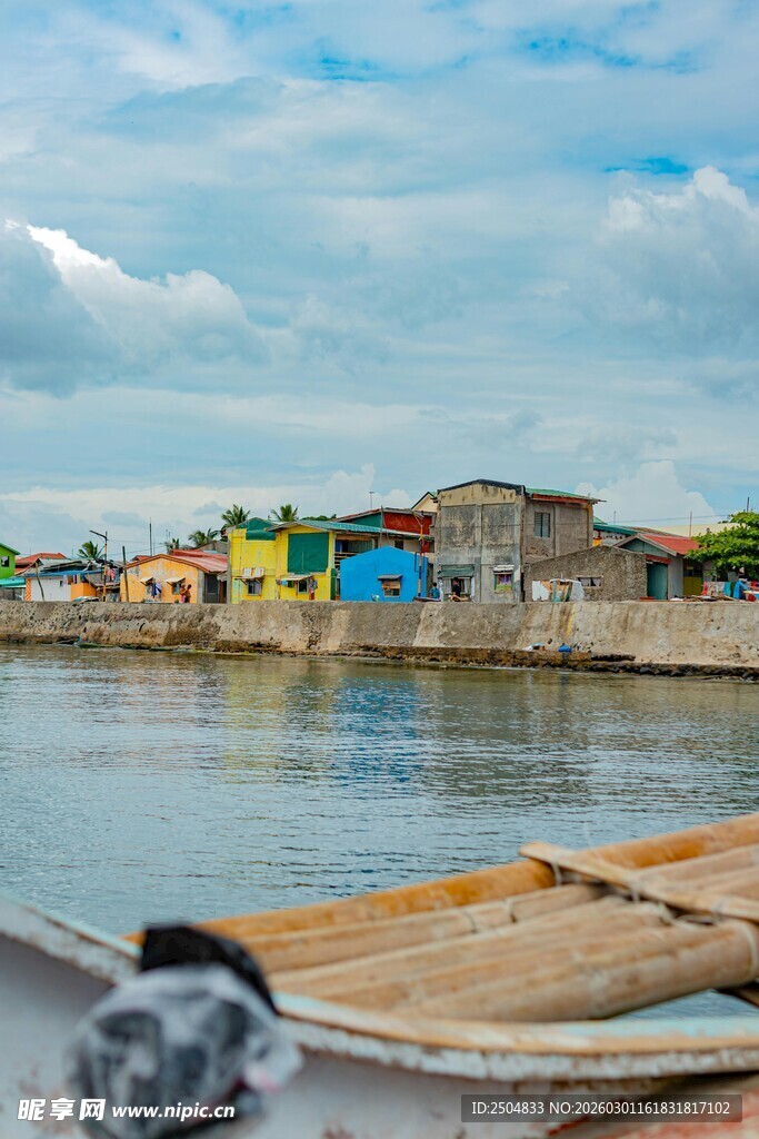 河畔多彩小屋与木船风景
