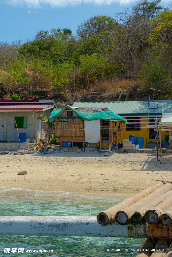 海滨小屋与岸边木墩景观
