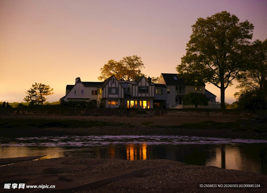 湖畔黄昏中的温馨别墅