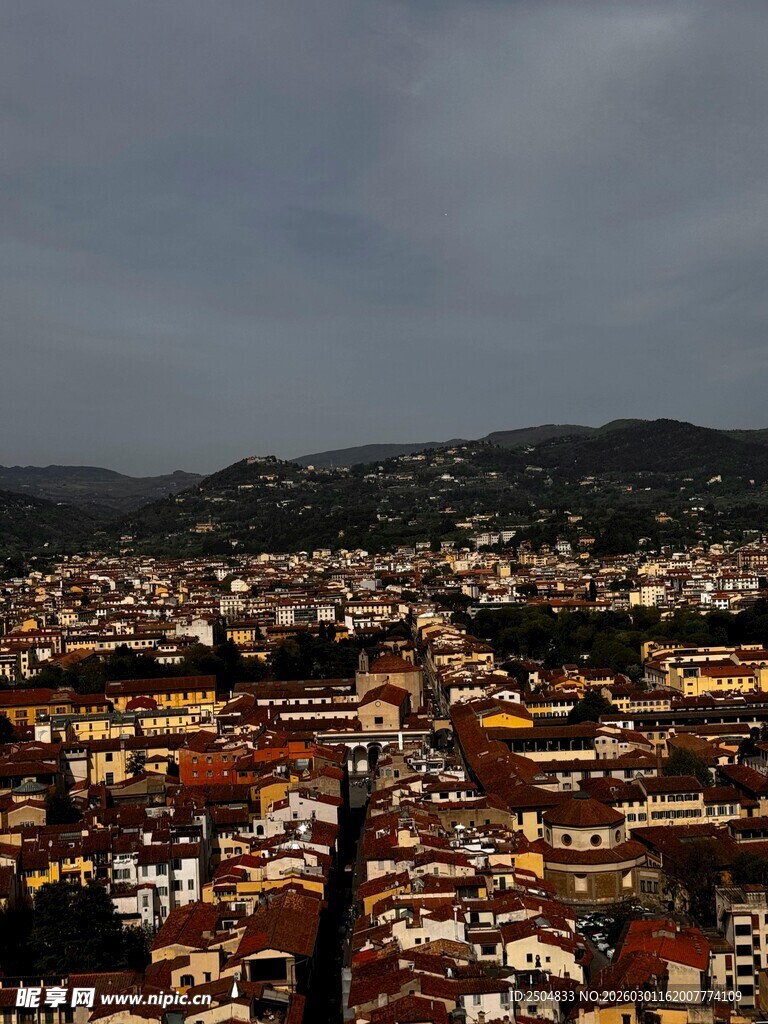 黄昏下的城市全景风光