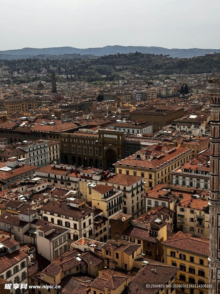 俯瞰古城红瓦屋顶景观