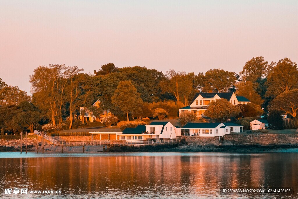 湖畔黄昏景致