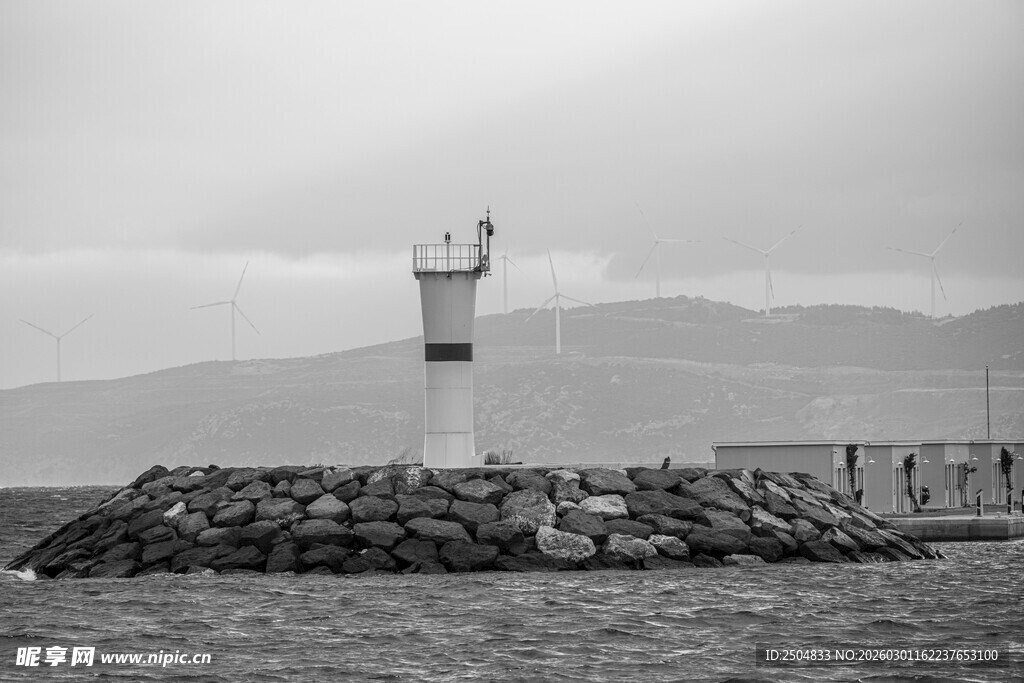 海边灯塔立于礁石之上