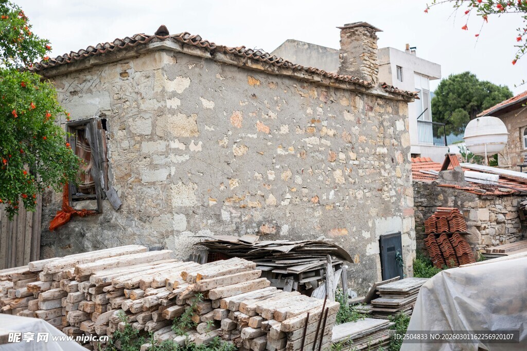 老旧石砌房屋与周围杂物