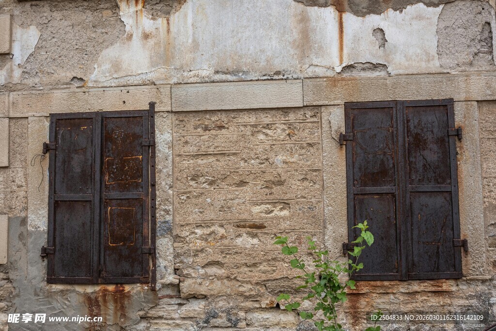 老旧斑驳的墙面与窗户