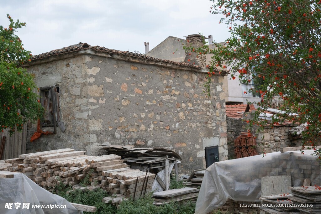 古朴石砌房屋 周边绿植环绕