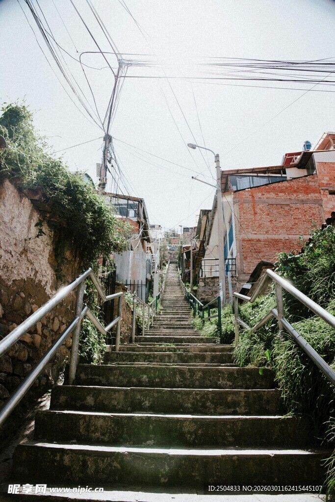 老旧街巷中的斑驳石阶