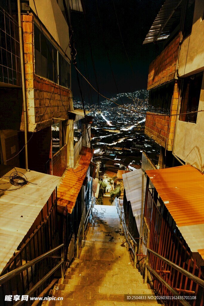 夜晚小巷的静谧景象