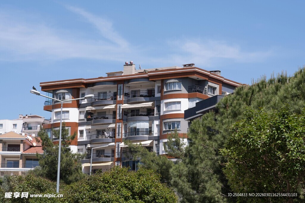 多层海景公寓掩映绿树间