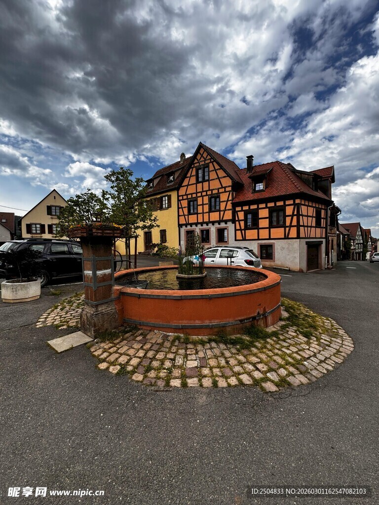 欧式小镇中的别致喷泉景观