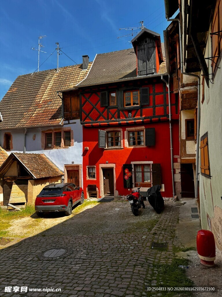 红墙古宅的宁静街巷