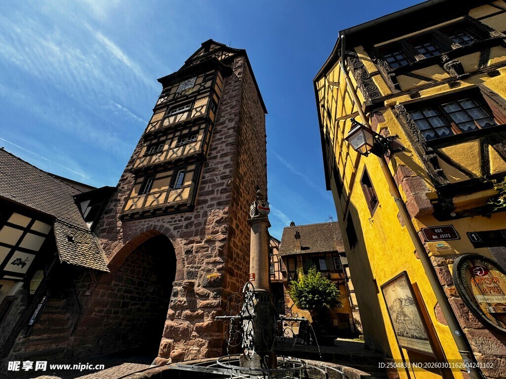 古老塔楼旁的黄色电车