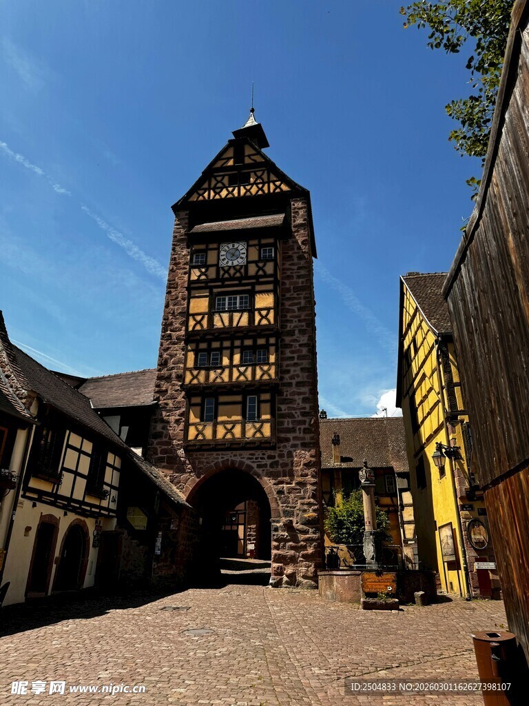 古老钟楼矗立欧式街道