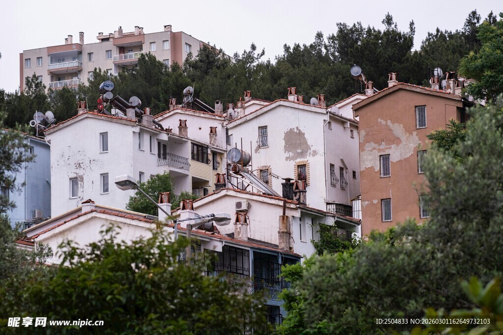 山坡上错落有致的多彩 居