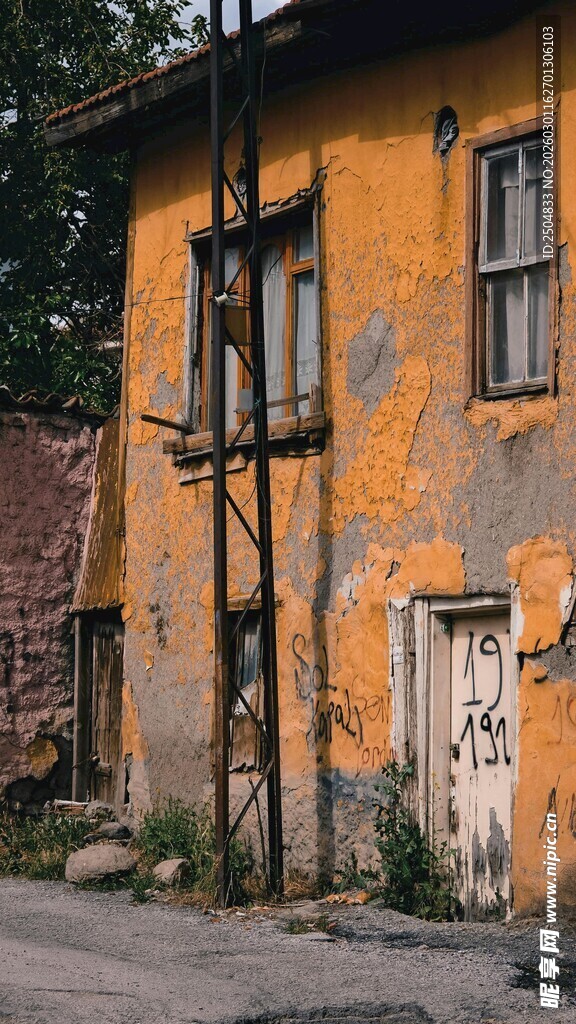 老旧斑驳的黄色房屋