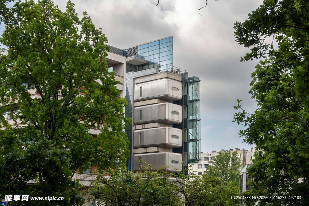 绿树环绕中的现代建筑