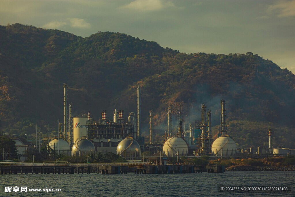 海边大型工业设施景观