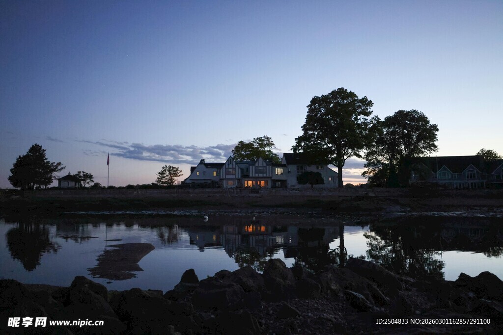 黄昏湖畔树影倒映美景