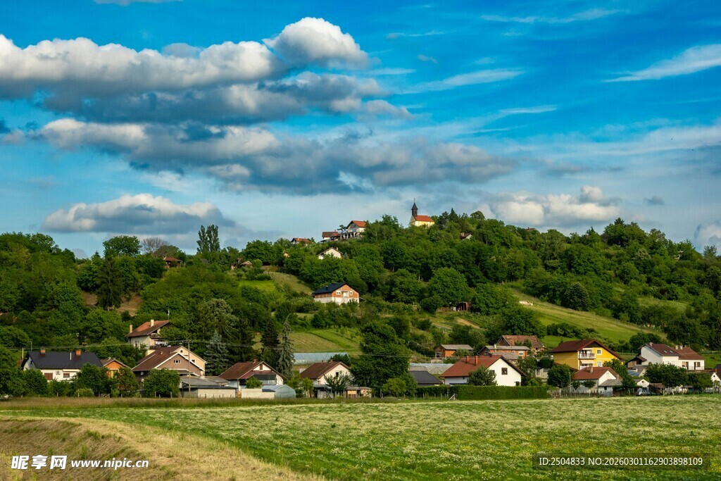 乡村美景 蓝天白云下的村落