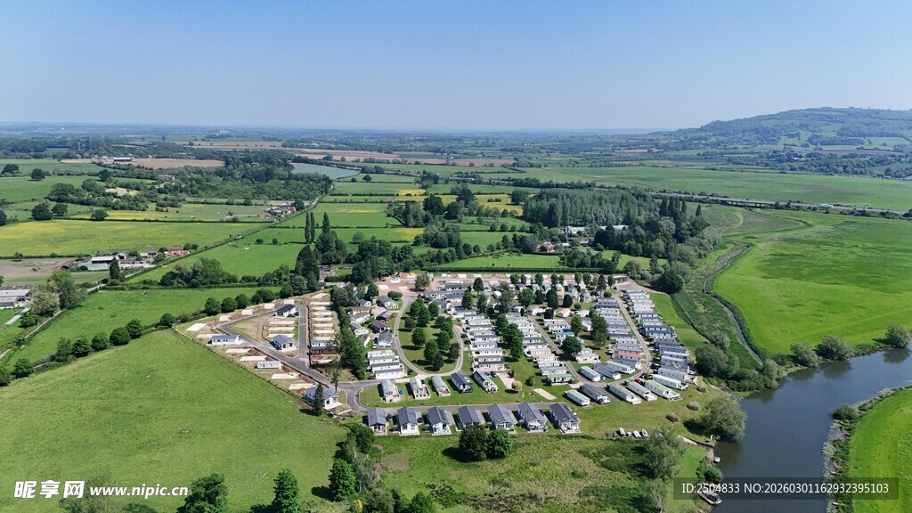 田园河畔的建筑群景观