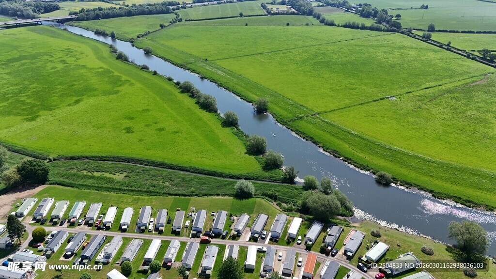 乡村河畔住宅区鸟瞰图