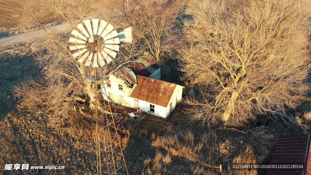 田野中的风车与老旧房屋