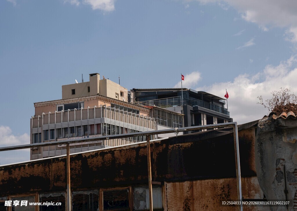 老旧建筑与现代建筑对比