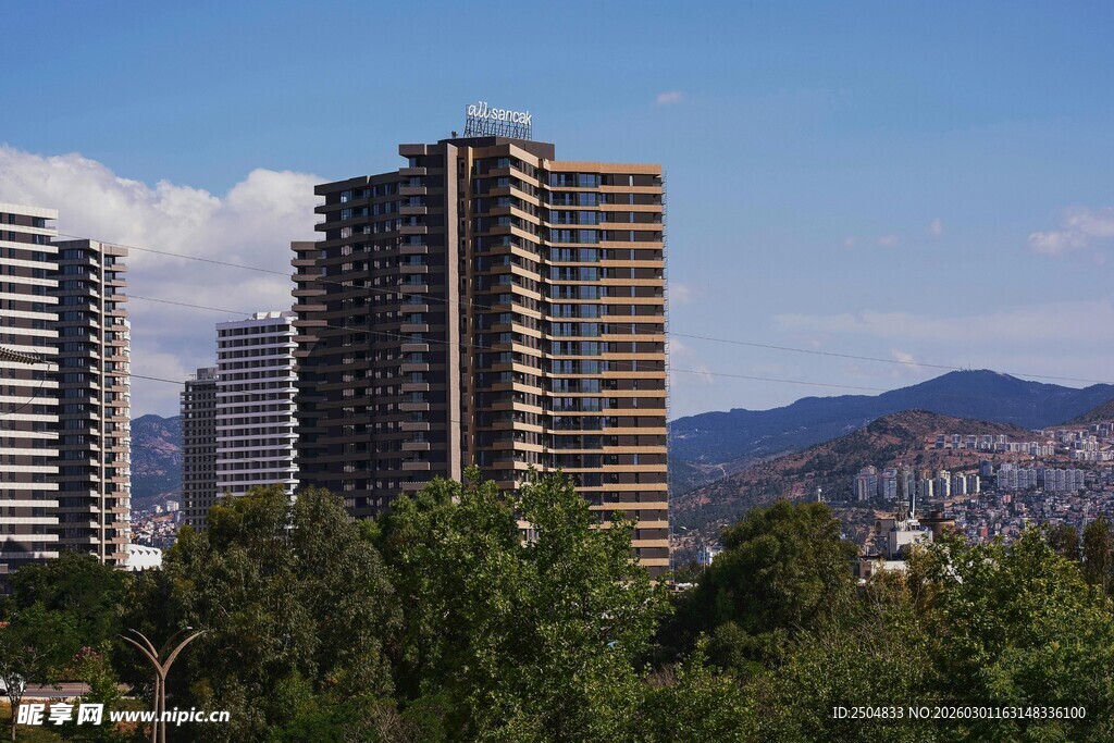 城市高楼与远山绿树景观