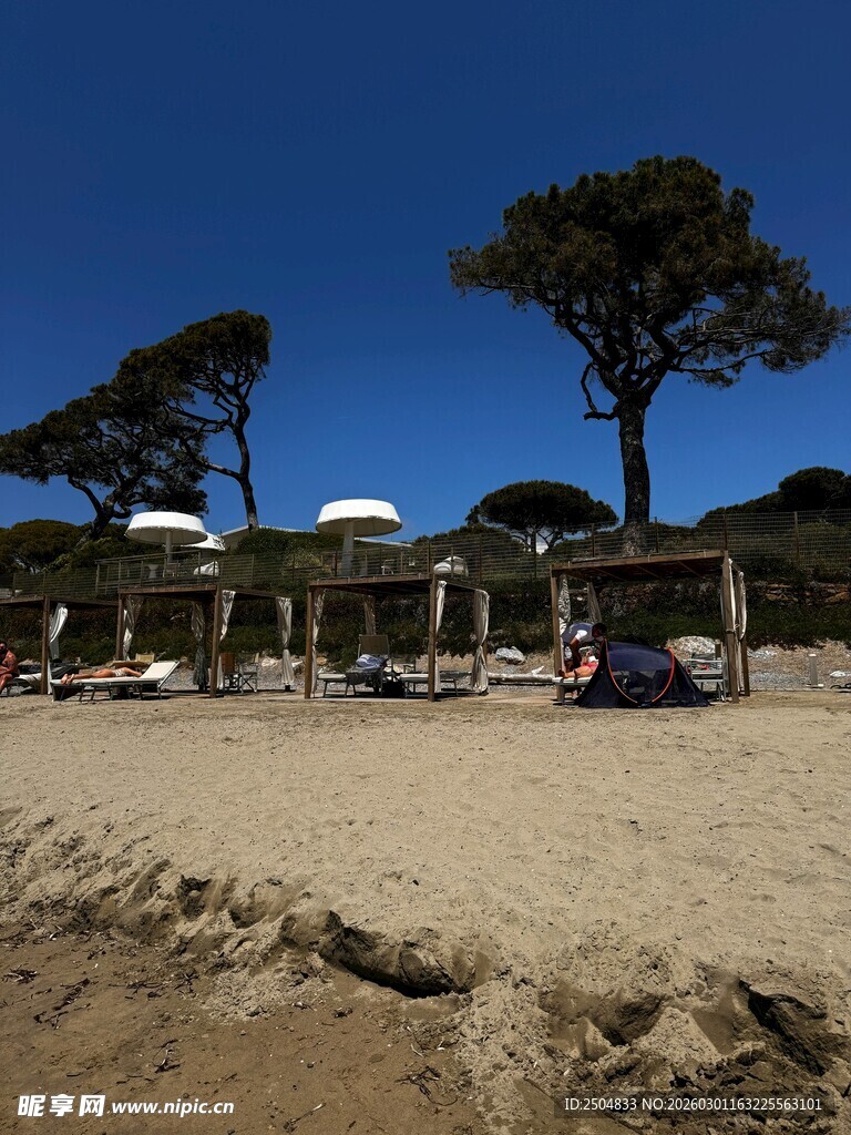 海滨沙滩休闲场景