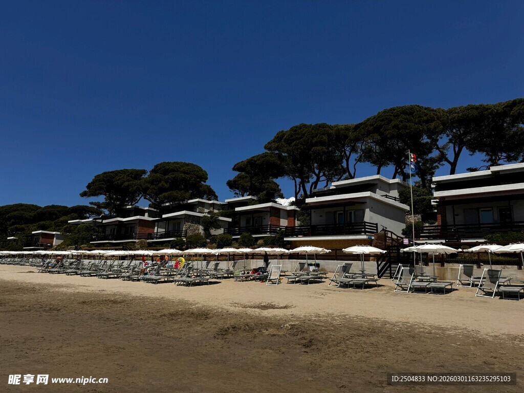 海滨沙滩旁的特色建筑景观