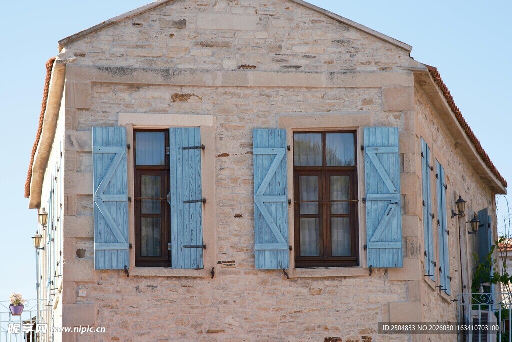 复古石砌房屋蓝色百叶窗