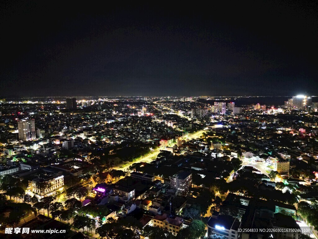 城市璀璨夜景俯瞰图