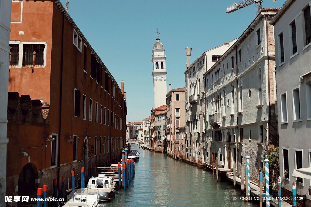 威尼斯水道旁的建筑风景
