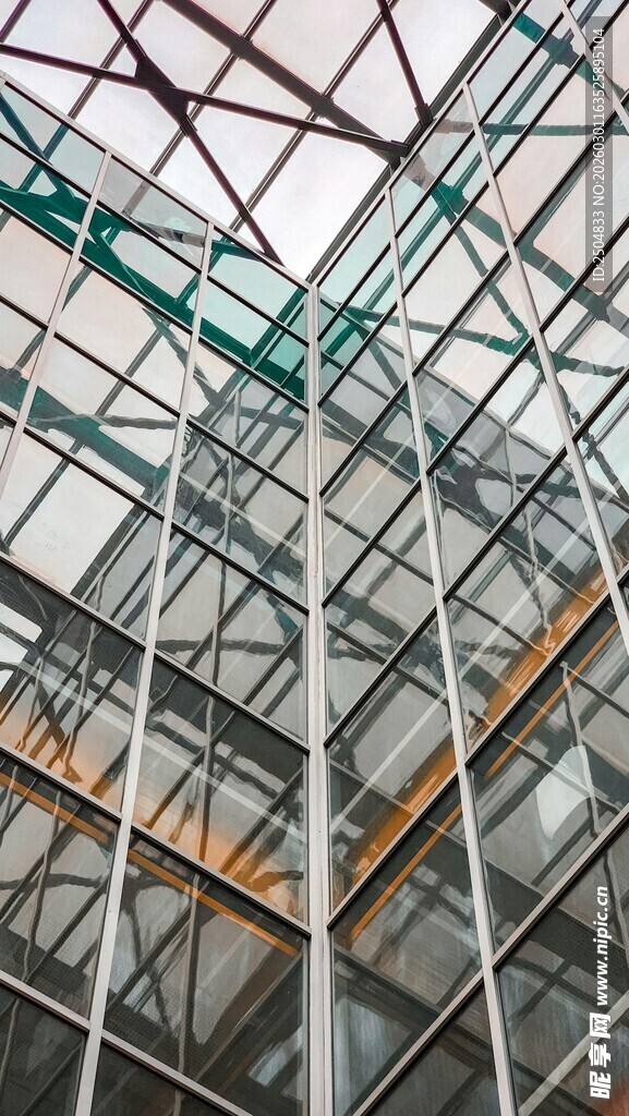 现代钢结构玻璃建筑内部