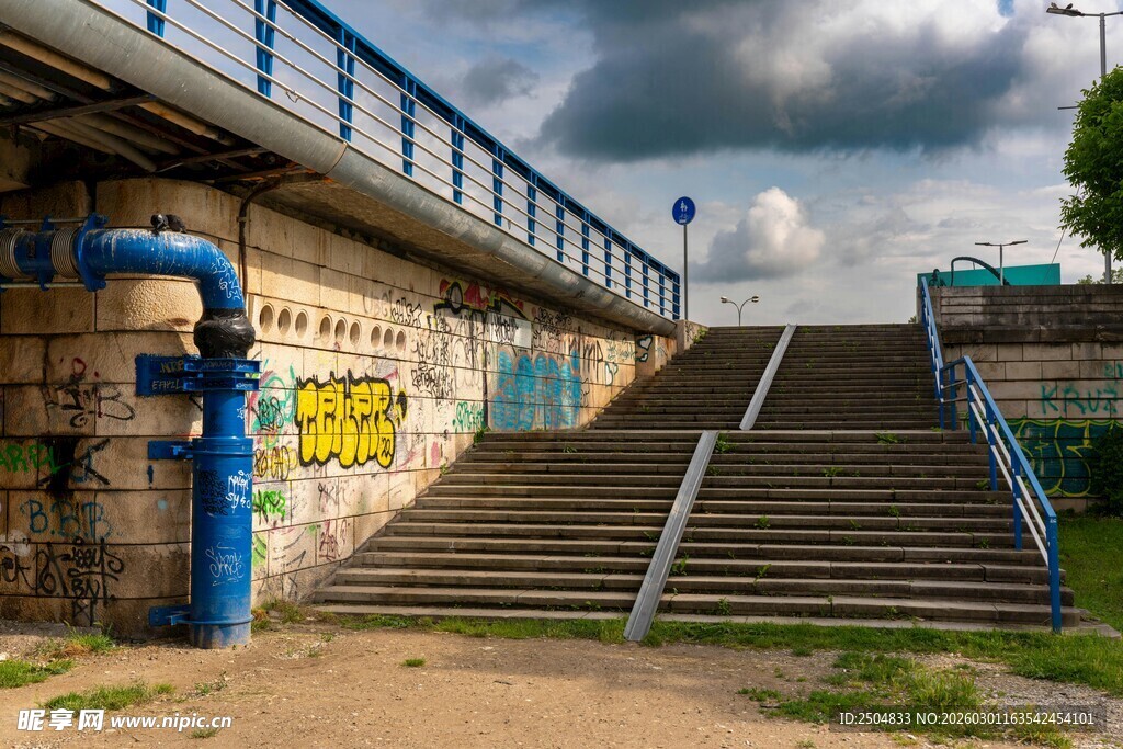城市中带涂鸦的阶梯景观