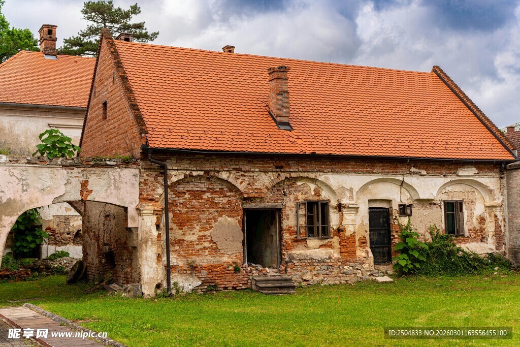 古老破旧的砖石房屋