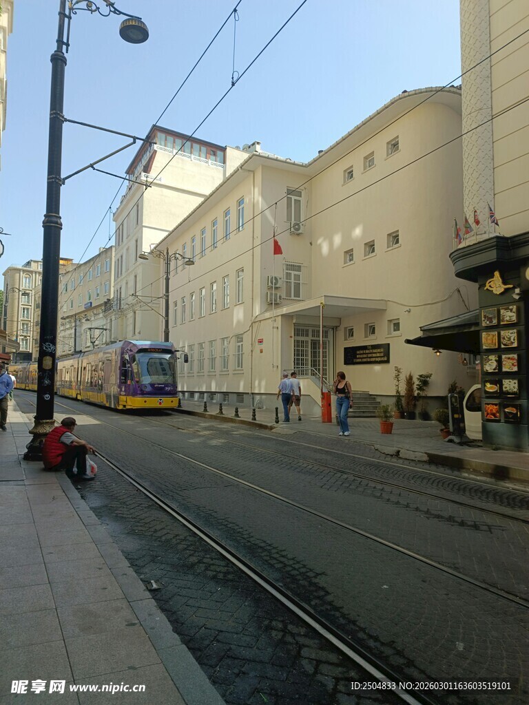 城市街道上的有轨电车景象