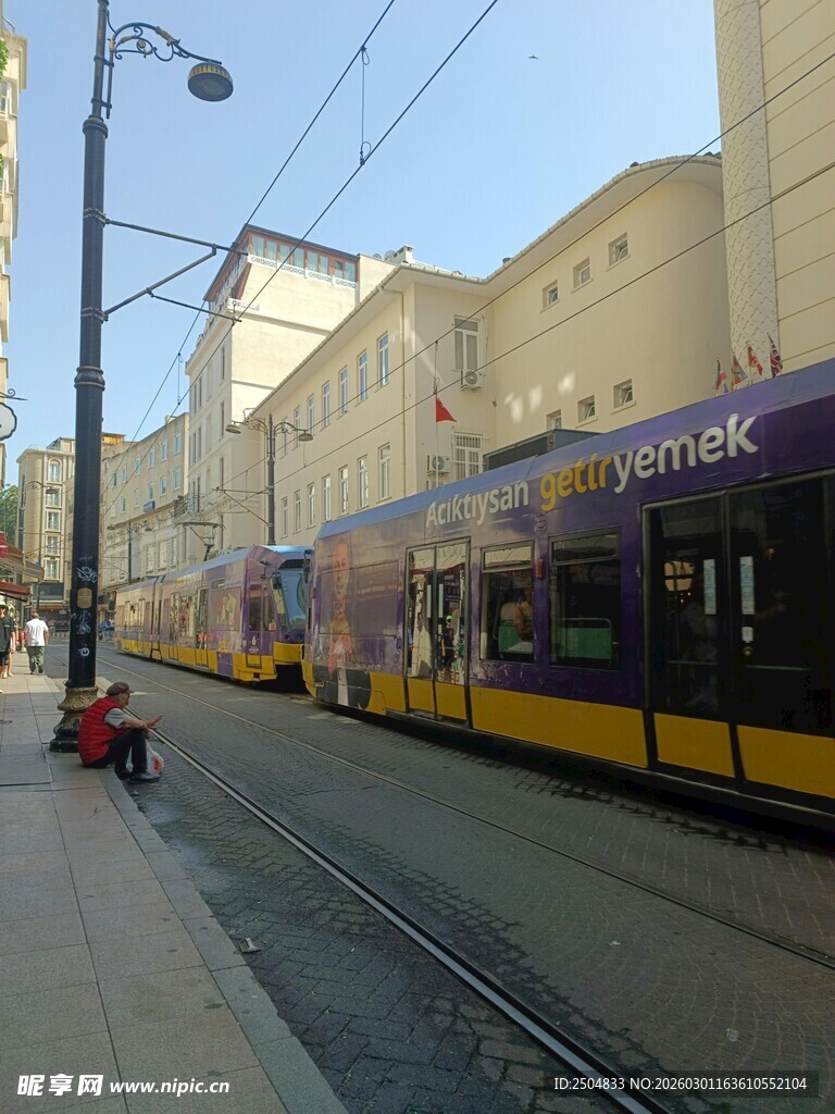 城市街道上的有轨电车