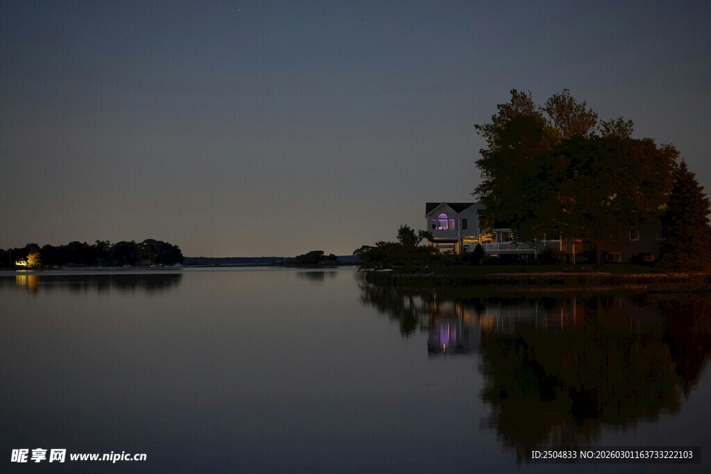 湖畔暮色风景 宁静湖面倒影