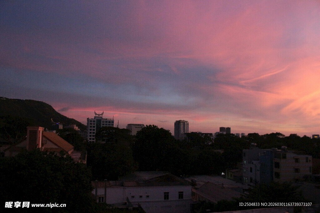 城市上空绚丽的晚霞
