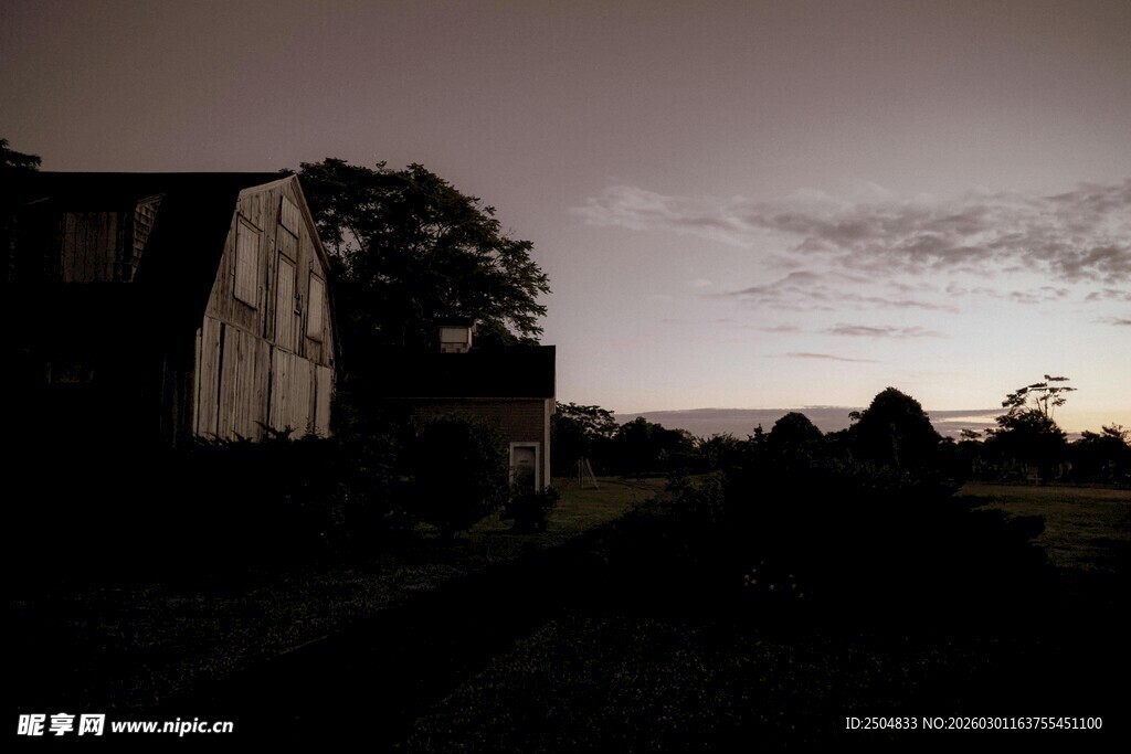 黄昏下的乡村农舍剪影