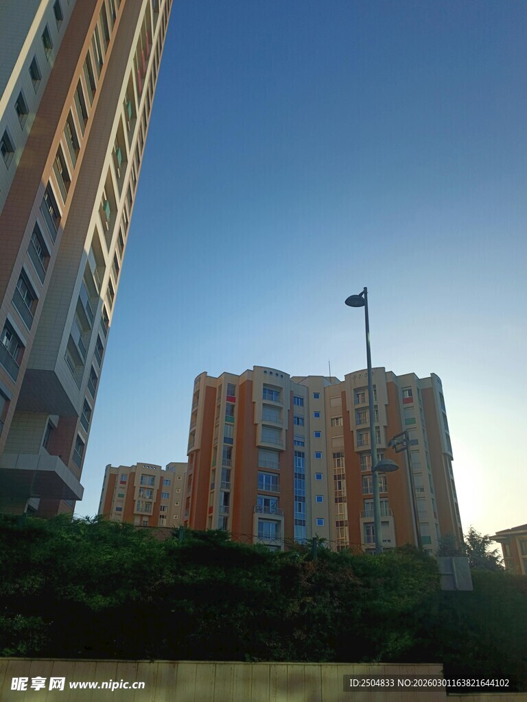 城市高楼与蓝天景观