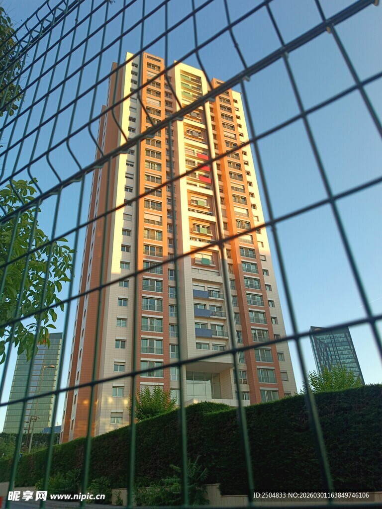 玻璃幕墙反射的高楼景观