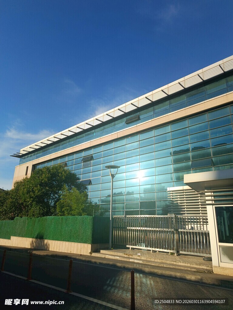 现代玻璃幕墙办公建筑