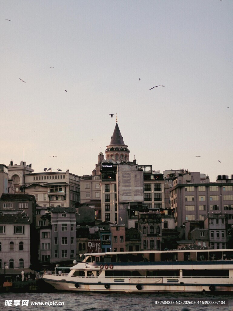 伊斯坦布尔河畔城市风光