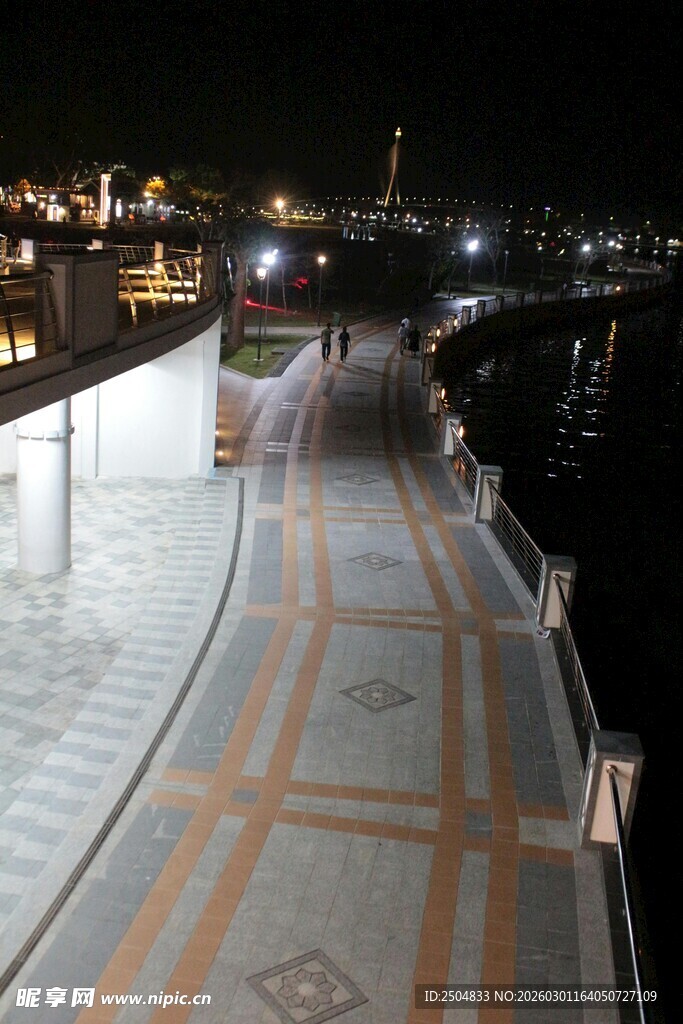 夜晚河畔步道的迷人景致