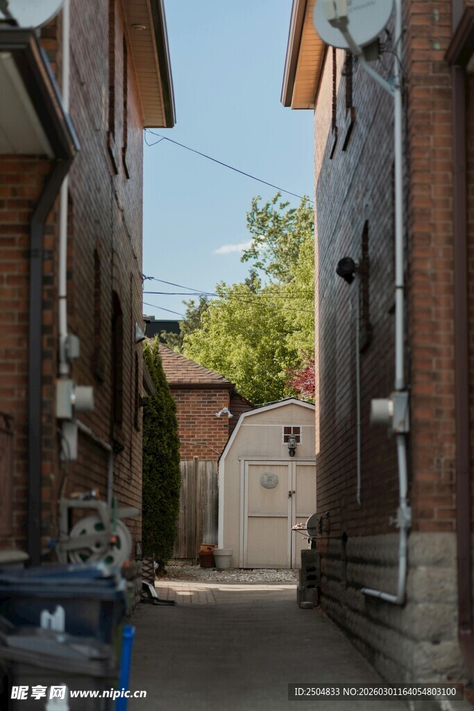 狭窄小巷中的日常景象