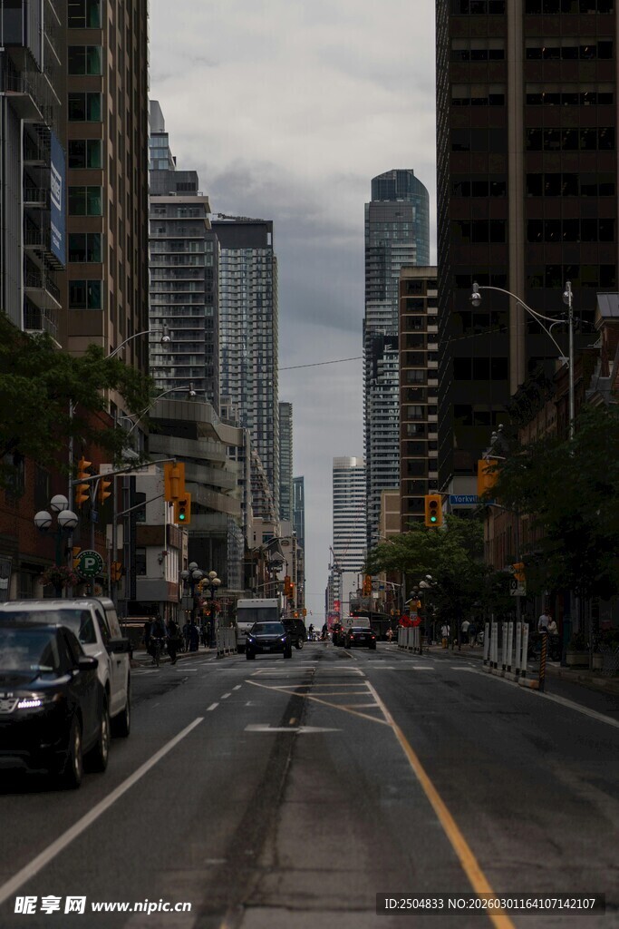 城市街道高楼间的车流行景