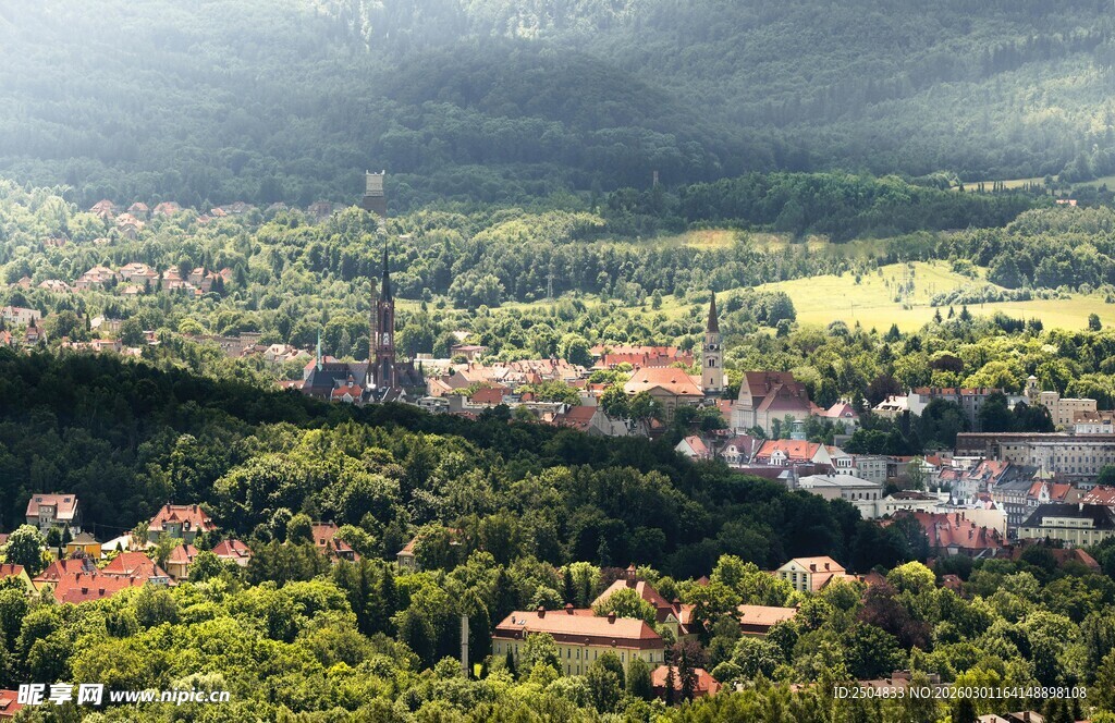俯瞰绿意盎然的城镇景观