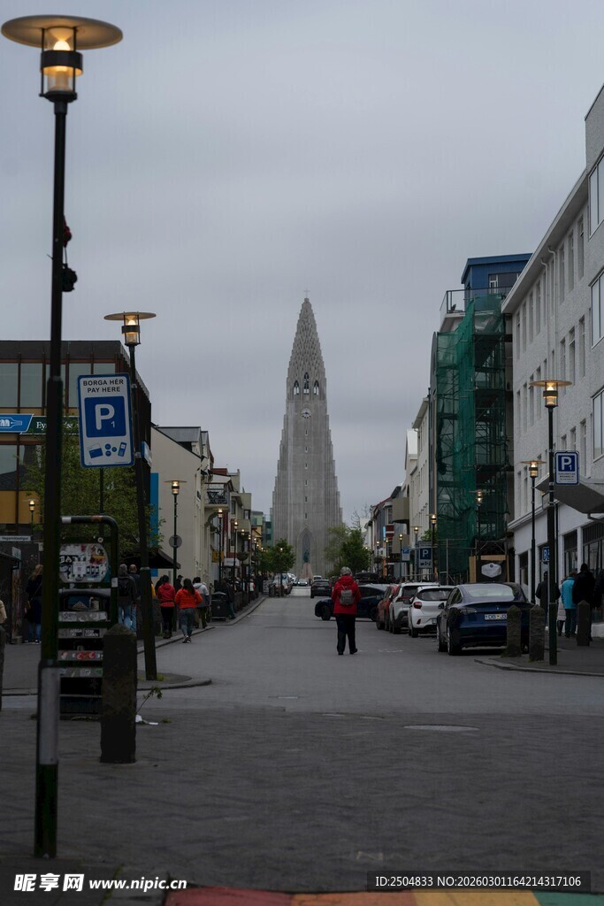 城市街道与远处尖顶建筑